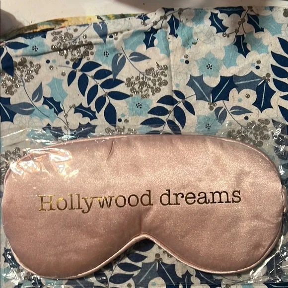 Pink Satin Sleep Mask with Elegant Ruching - Picture 2 of 3